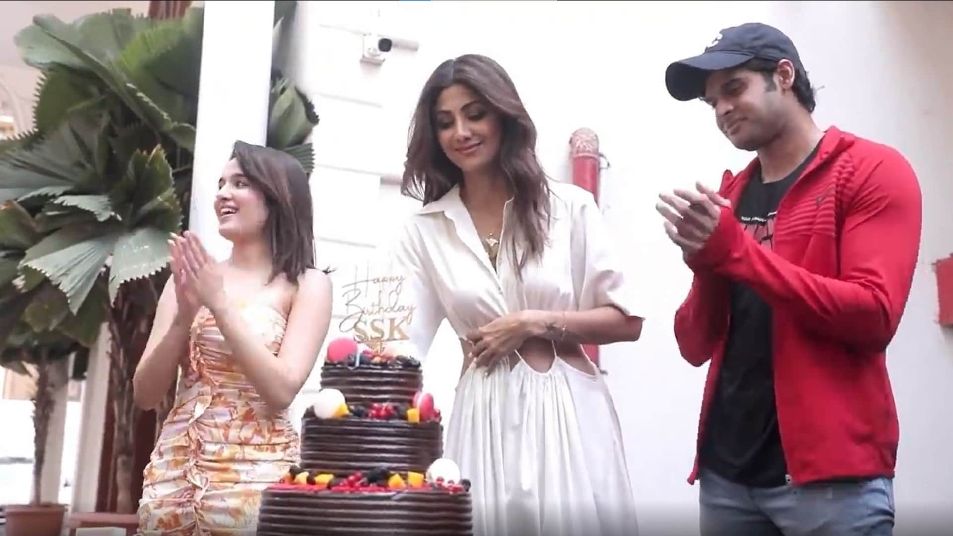 priyanka chopra shows off her blod look and virat anushka romantic pic today celebrity update in 10 pictures