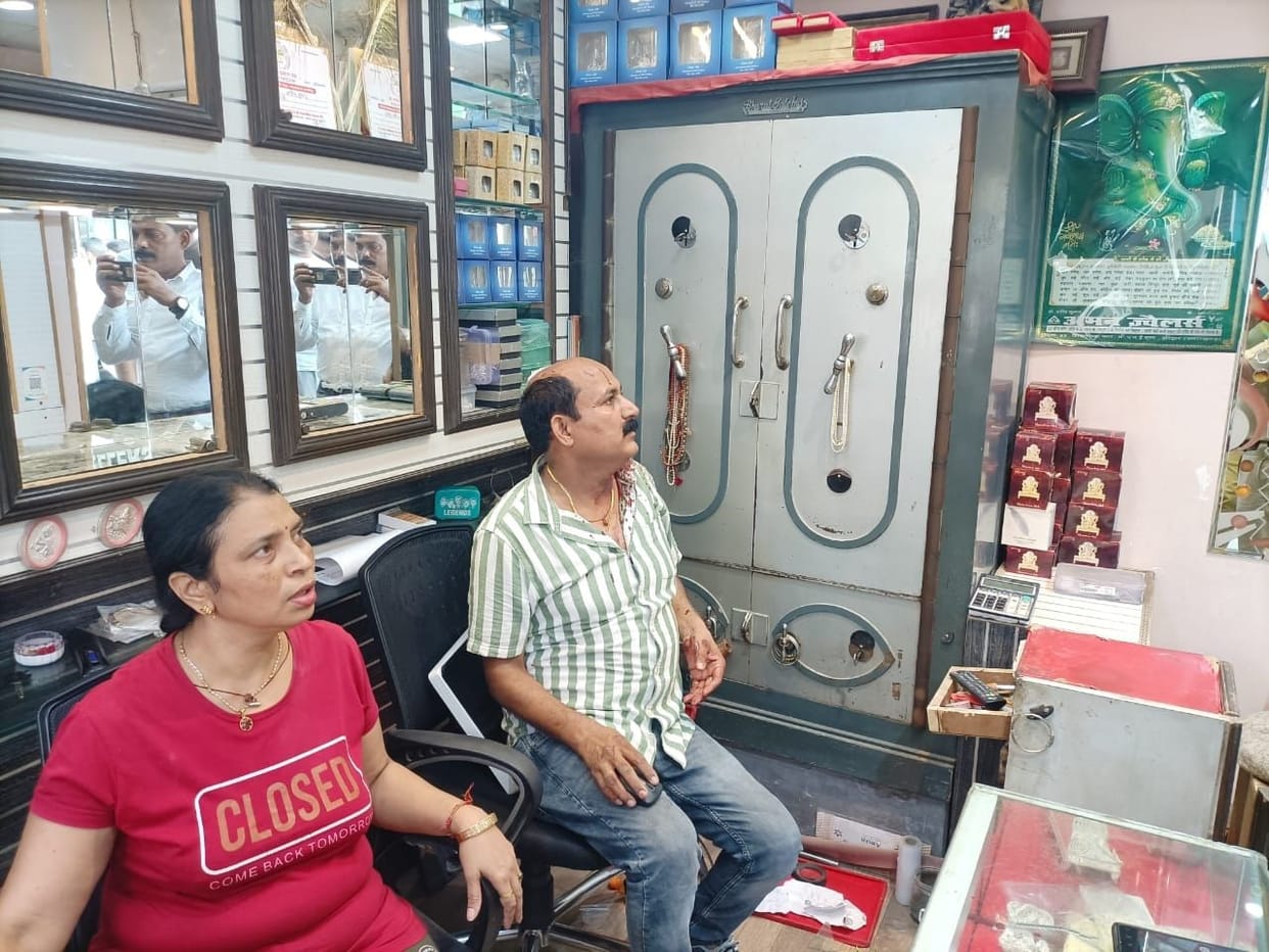 Daylight robbery in jewelry shop