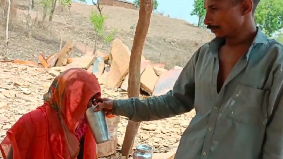 Mountain Man of MP: Wife used to get upset to bring water, stubborn husband ripped off the chest of mountains in three years.