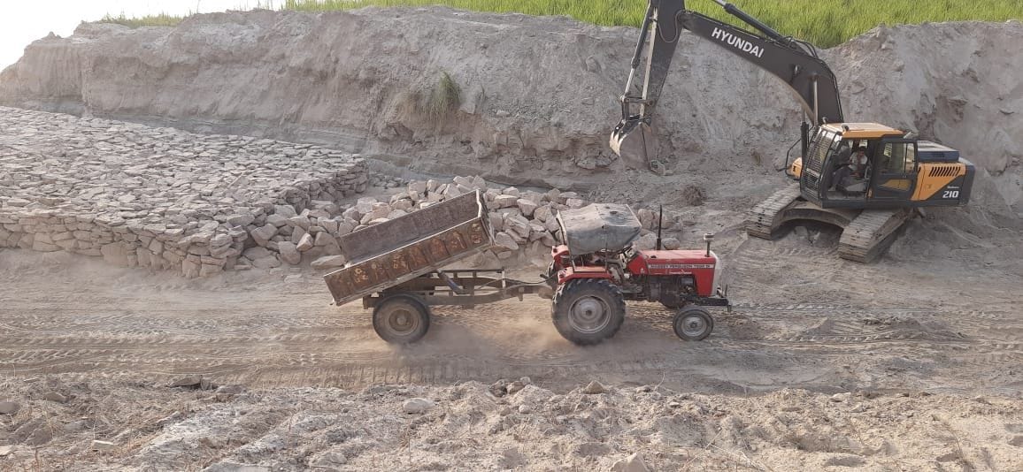 Slow repair of embankments, panic among villagers