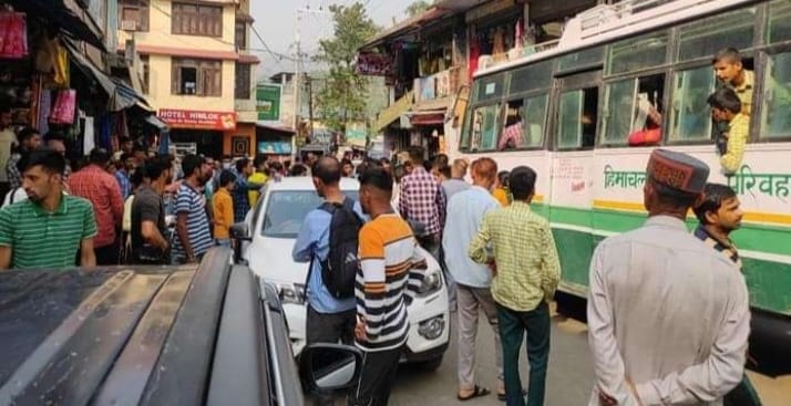 people facing problem in dadhahu bazar due to traffic jaam