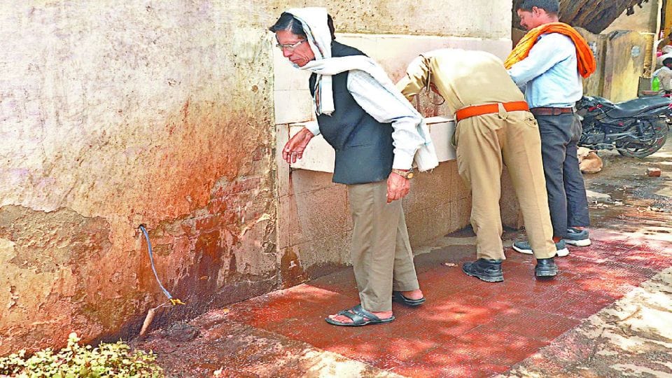 People have to queue for drinking water in the collectorate agra