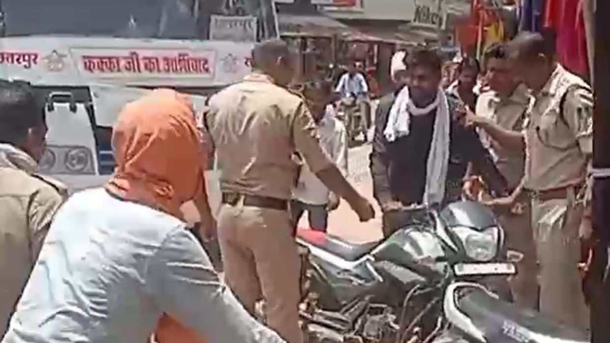 Chhatarpur News: The youth parked the bike in the no parking, the police beat him openly