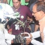 मुख्यमंत्री ने पीपल का पौधा भेंटकर सद्गुरू का स्वागत किया