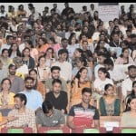 दीक्षांत समारोह की रिहर्सल के दौरान उपस्थित विद्यार्थी।