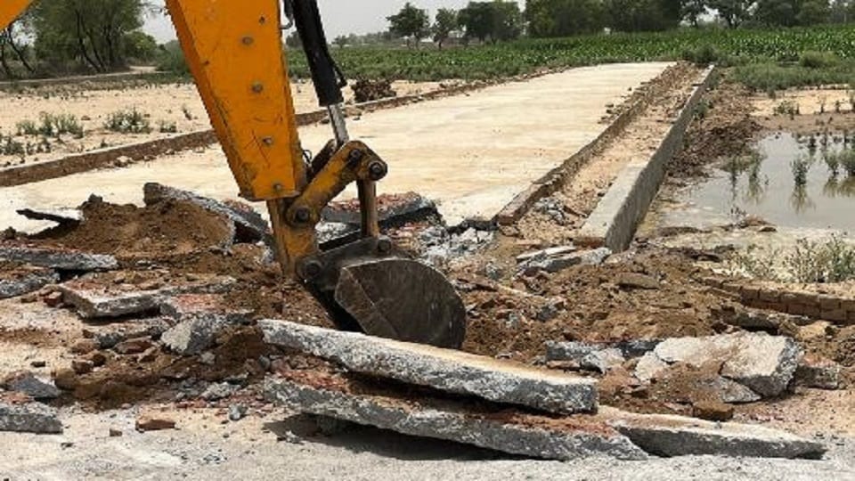 ADA Big action demolished construction of illegal colony being built in 20 thousand square yards in Etmadpur Madra Agra 