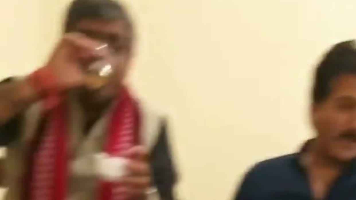 Madhya Pradesh: Arun Yadav shared viral video of Gwalior BJP district president drinking alcohol, Makhijani said drinking soup is a crime