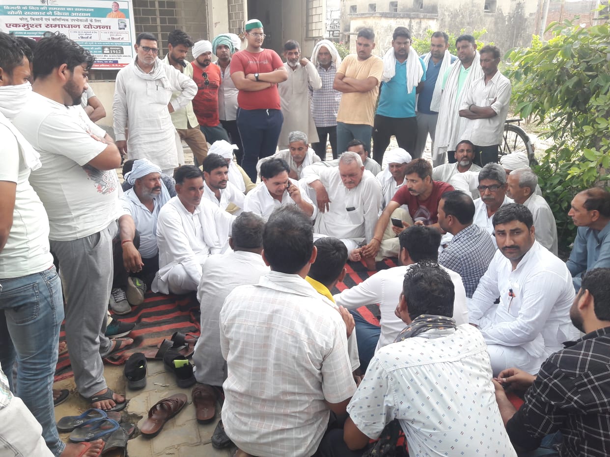Farmers of eight villages started protesting at the power house, made JE sit together