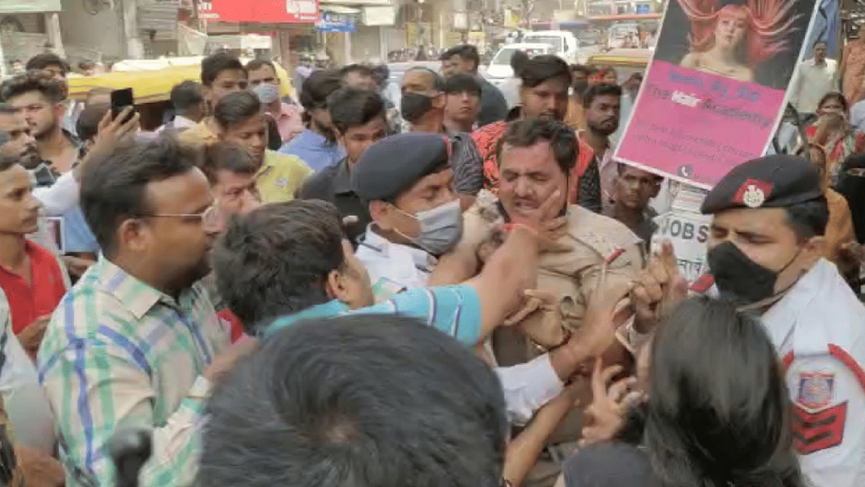 Traffic inspector assaulted for cutting challan in delhi