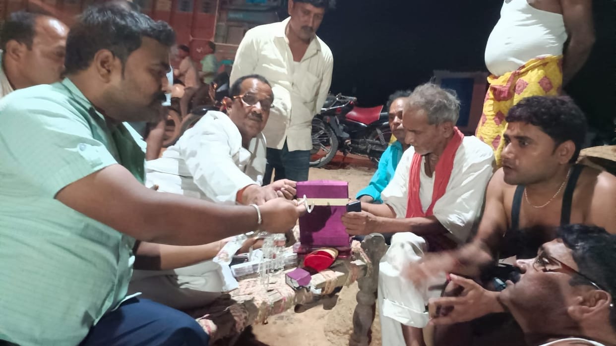 Two brothers became example of honesty, returned bag full of jewelery that fell on road