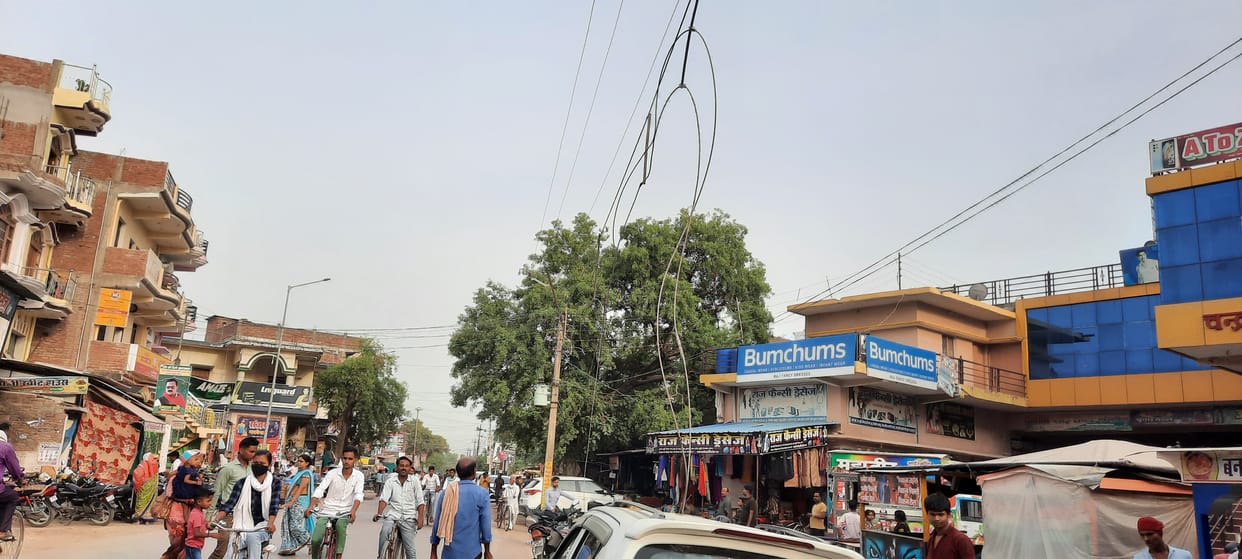 Electric wire fell in the middle of the market, a stampede broke out