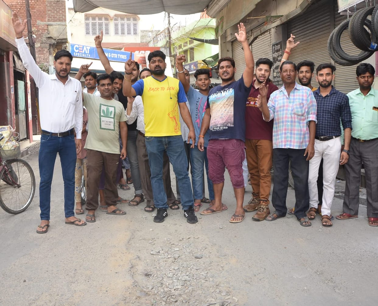 No repair of roads but traders demonstrated