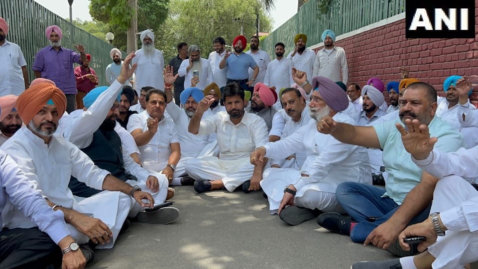 Congress leaders protest against Punjab CM Bhagwant Mann at his official residence in Chandigarh   