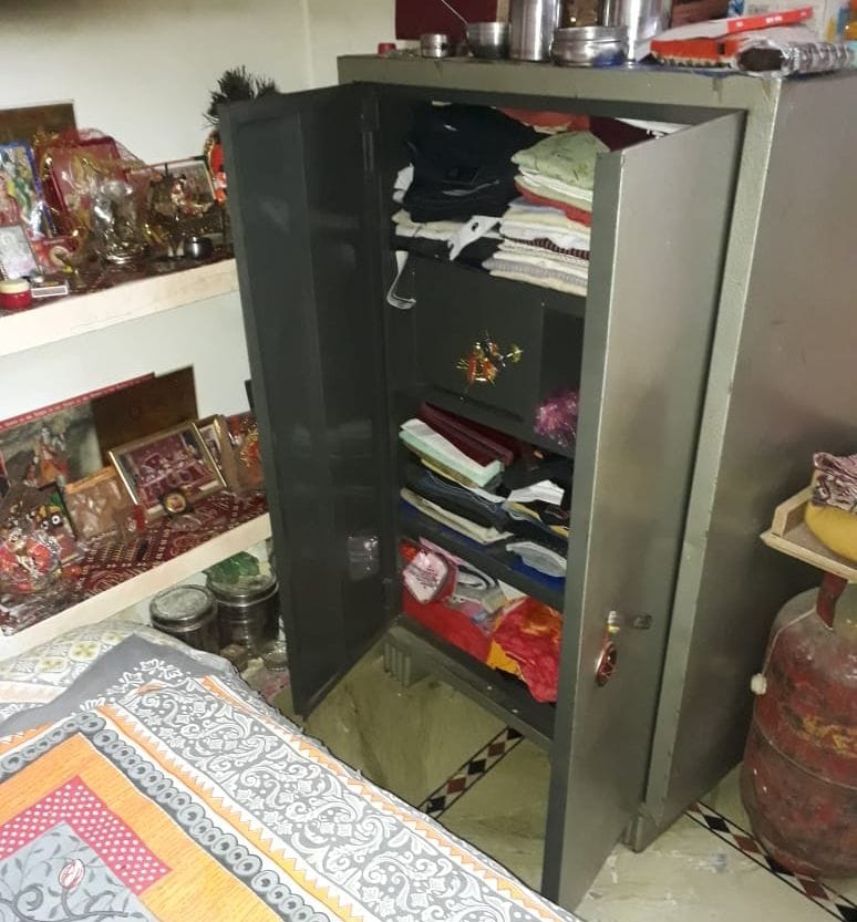hardoi news,Theft of 10 and a half lakh including jewelry and cash from advocate's house