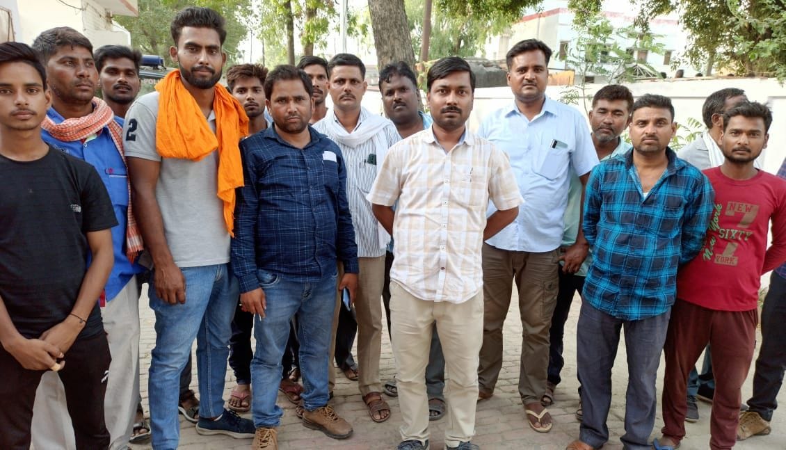 Electricity workers were beaten up after cutting the connection