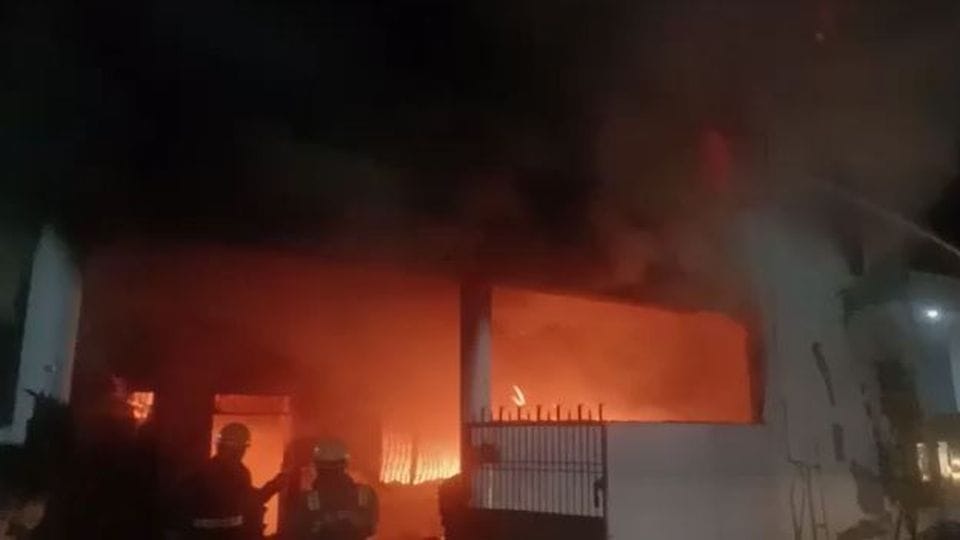 fire broke out in the house goods worth lakhs were burnt to ashes in agra