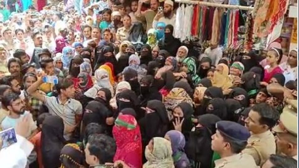muslim women protest against nupur sharma in firozabad