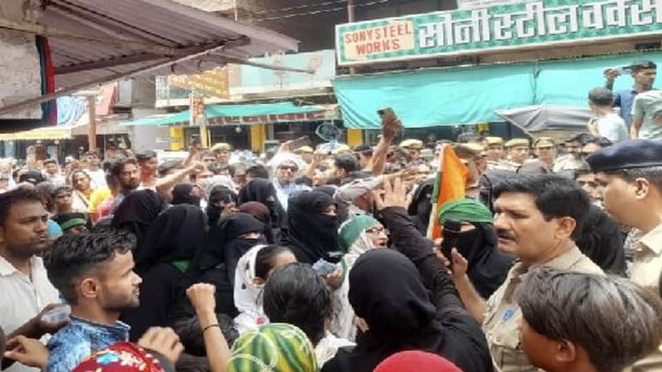 muslim women protest against nupur sharma in firozabad