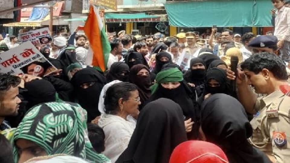 muslim women protest against nupur sharma in firozabad