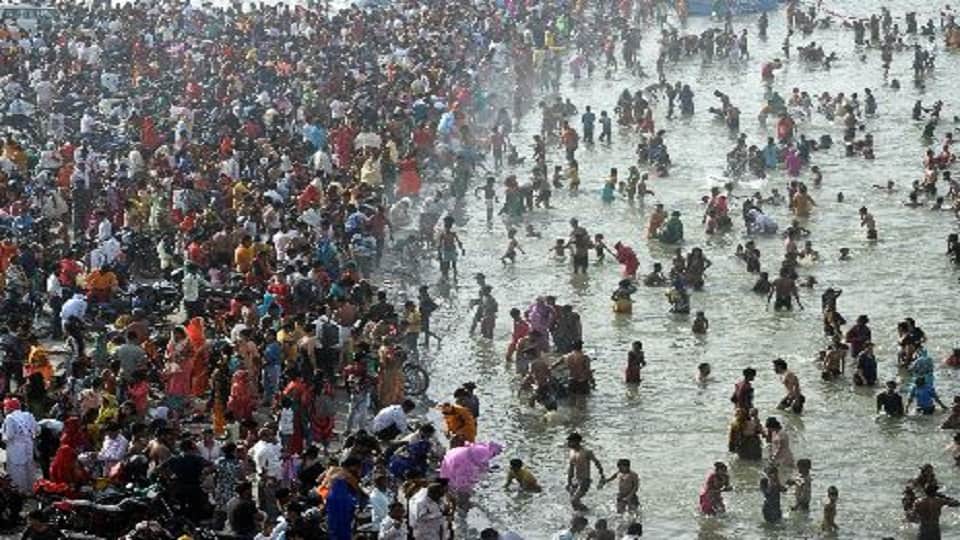 Ganga Dussehra 2022 In Soronji more than two lakh devotees took a dip in the Ganges