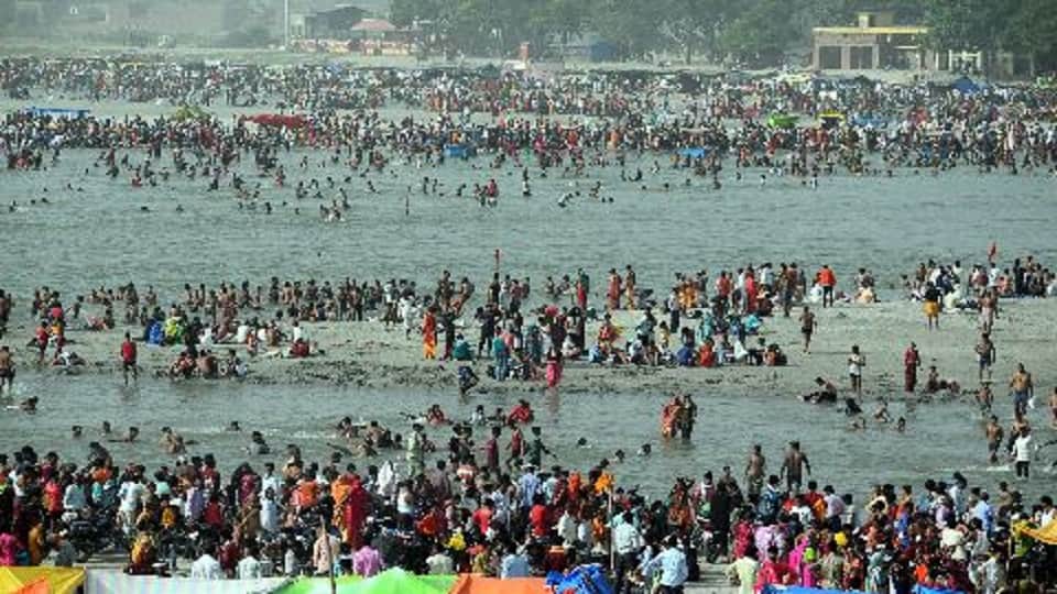 Ganga Dussehra 2022 In Soronji more than two lakh devotees took a dip in the Ganges