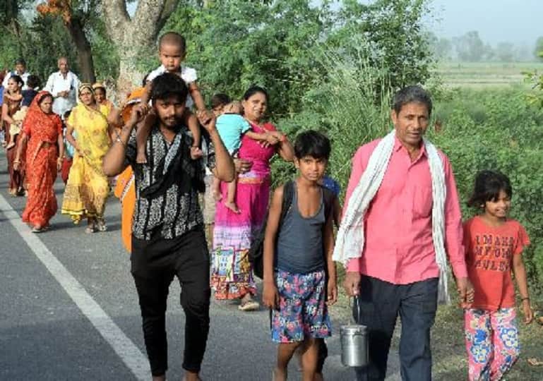 Ganga Dussehra 2022 In Soronji more than two lakh devotees took a dip in the Ganges