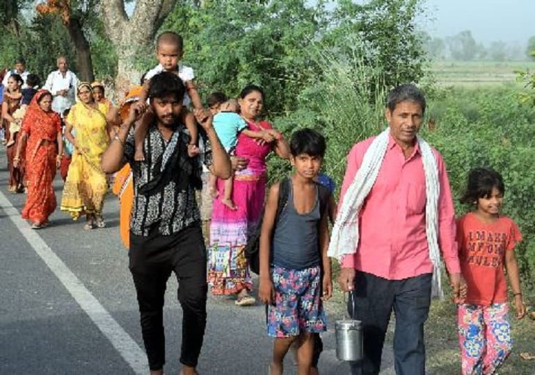 Ganga Dussehra 2022 In Soronji more than two lakh devotees took a dip in the Ganges