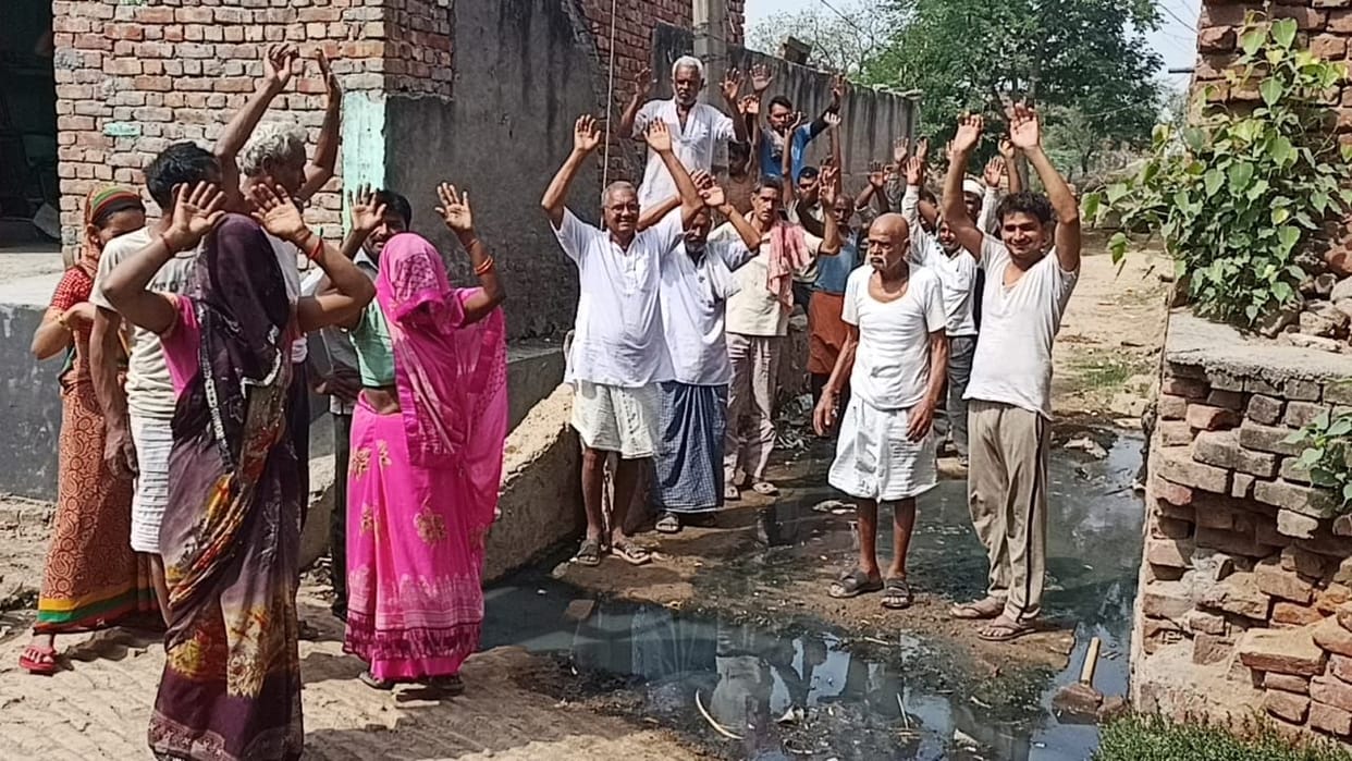 Hathras: Villagers demonstrated regarding waterlogging and dirt