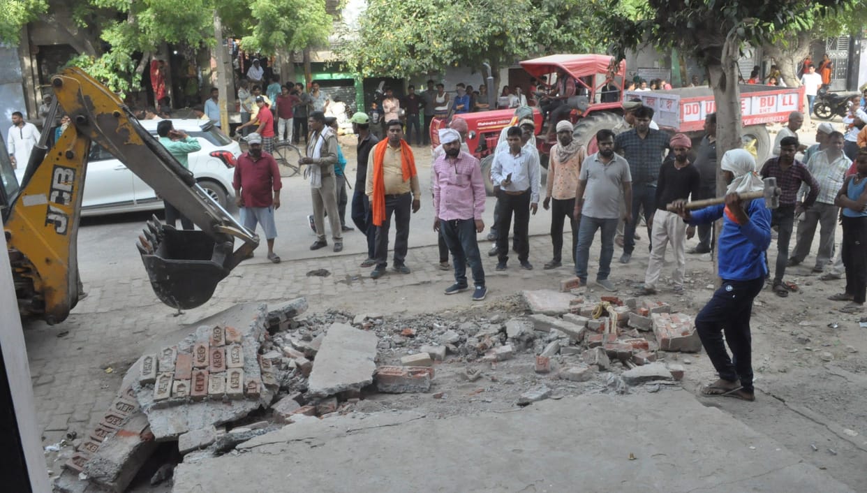 Hathras: JCB demolished the rough construction, acrimonious clashes took place