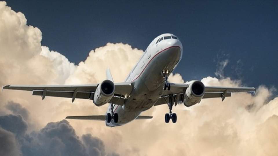 Swapan Shastra Seeing Aeroplane Or Train In Dream is Auspicious or Inauspicious Know Meaning In Hindi