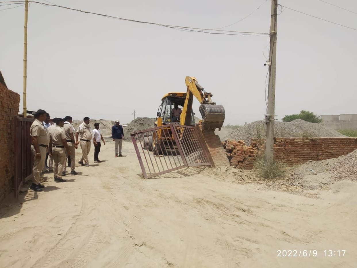 Action: Illegal sand-gravel store demolished, yellow claw walked in the colony