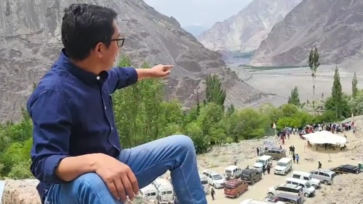 Ladakh Tourists reaching Thang the last village on LOC tourists enthusiast from Turtuk to see PoK