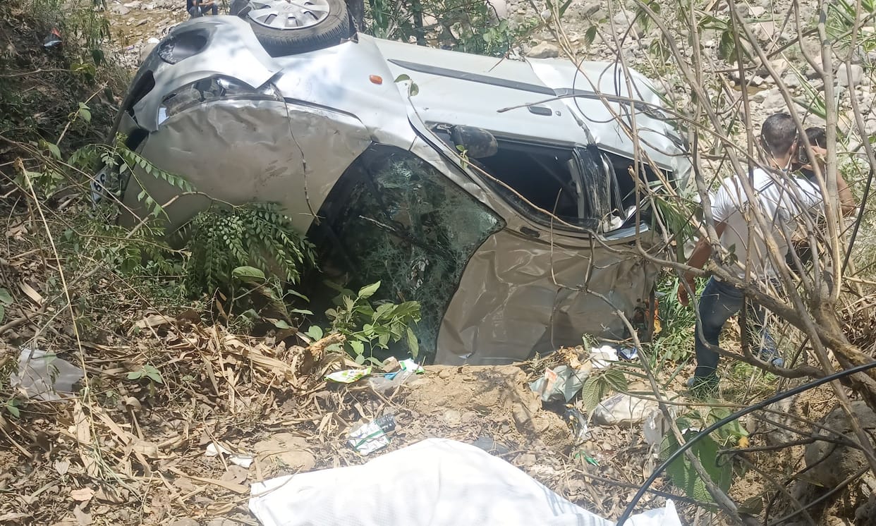 The car fell into the ravine from the pole bridge of Ladbhadol, the couple died