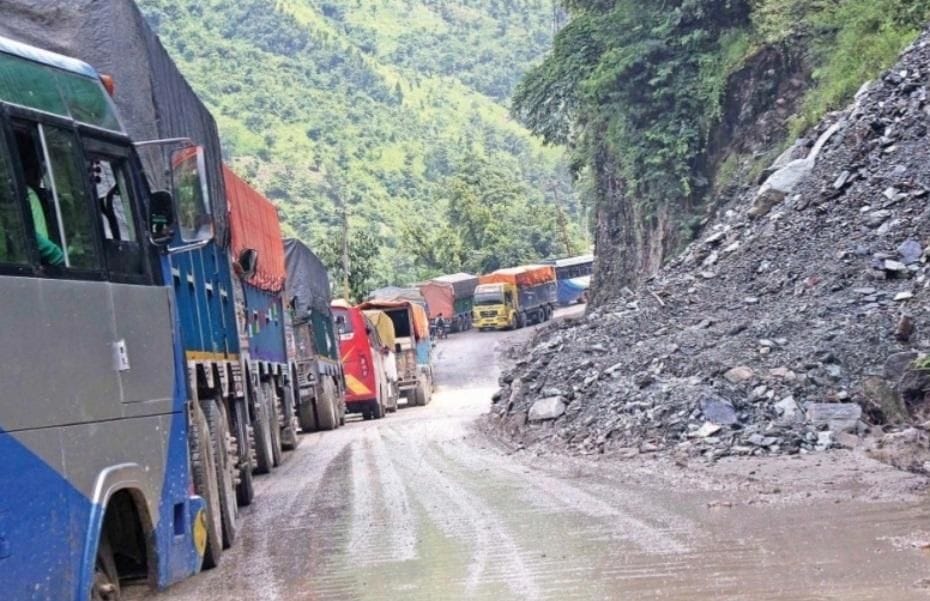 Landslide due to heavy rains, road to Kathmandu closed