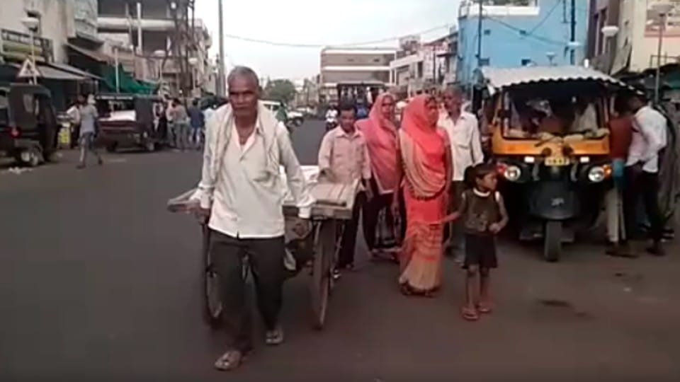 Madhya Pradesh: Vehicle not found in Sagar, family carried dead body on handcart