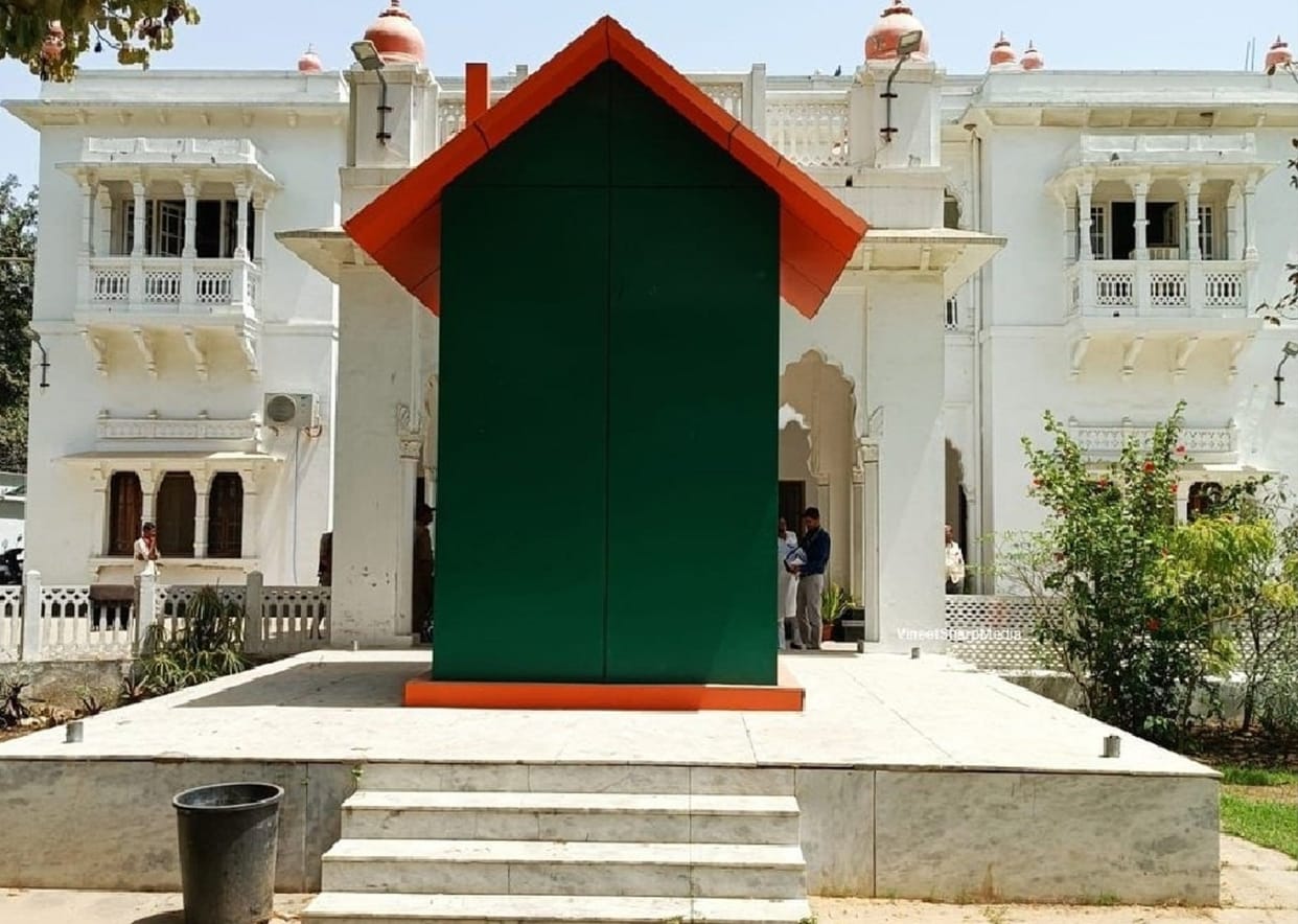 Samajwadi Party accused Yogi Adityanath government of insulting the statue of Ram Manohar Lohia