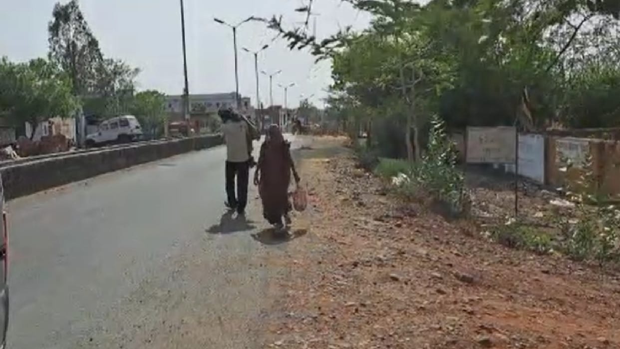 Chhatarpur: The dead body did not get the dead body after the death of the innocent, the uncle left for the village with the dead body on his shoulder