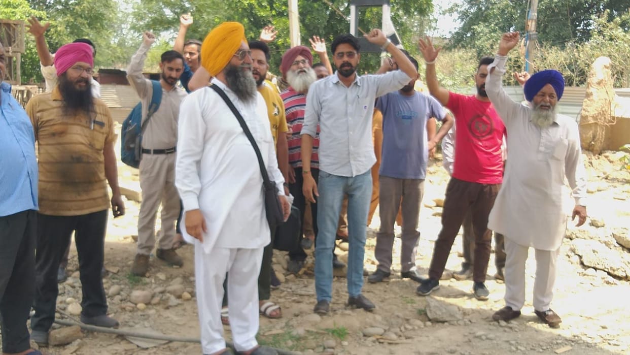 Protest against slow construction of flyover