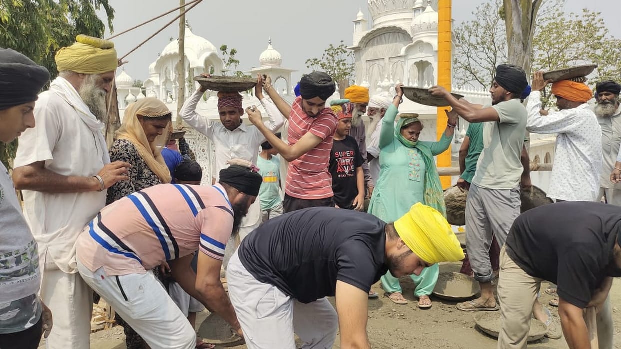 Kar Seva at Gurdwara Doodh Wala Kuan with chanting of Satnam Waheguru