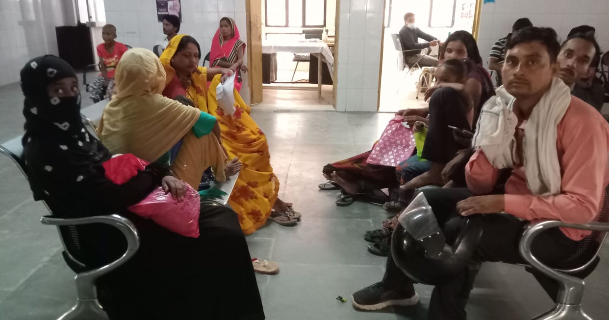 Kanpur dehat : The doctors left the OPD in the district hospital and went to the meeting, the patients went astray