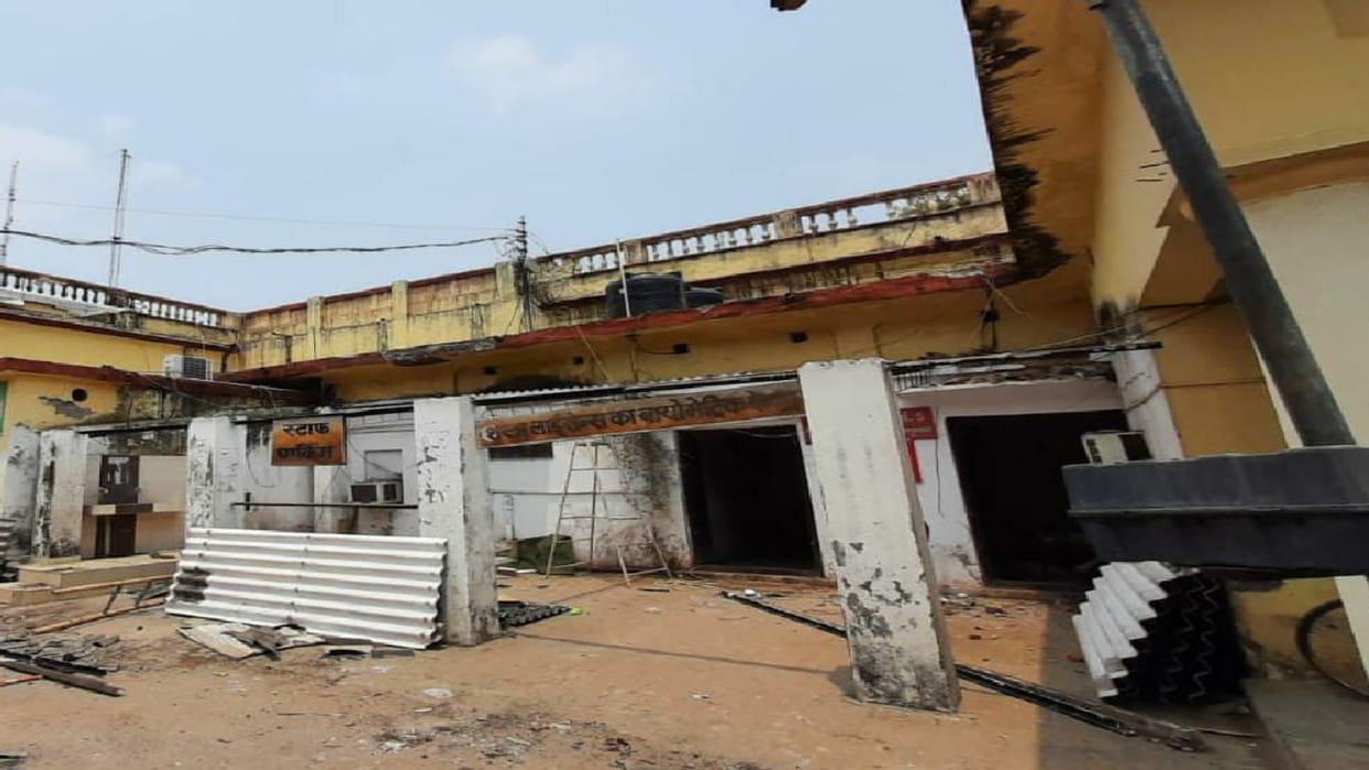 117 year old collectorate building started being demolished