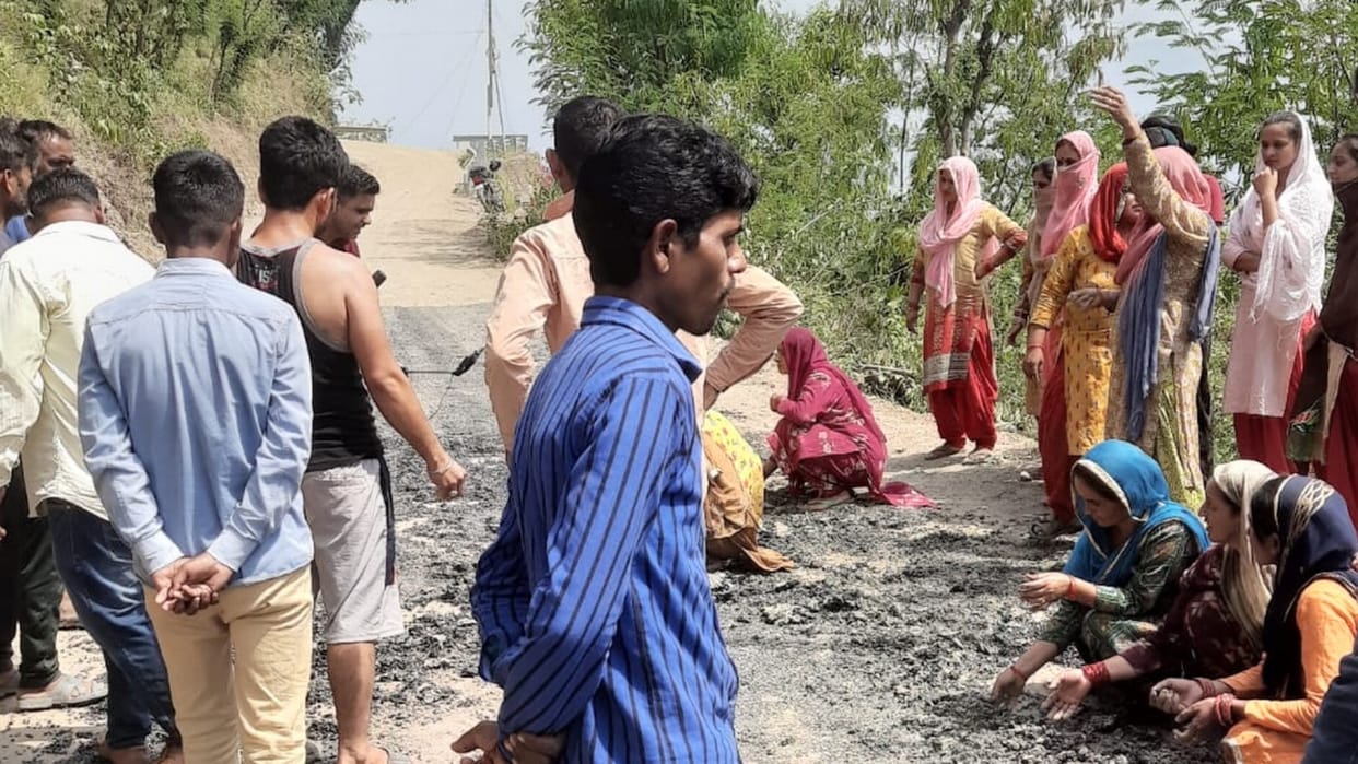 contractor used poor quality material for road tiring villagers protest in sirmour himachal pradesh