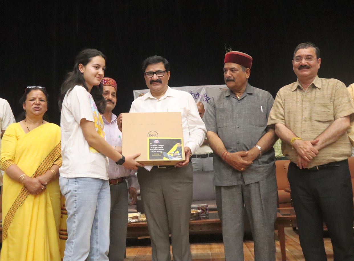 775 meritorious students of Kullu-Manali cheered after getting laptop