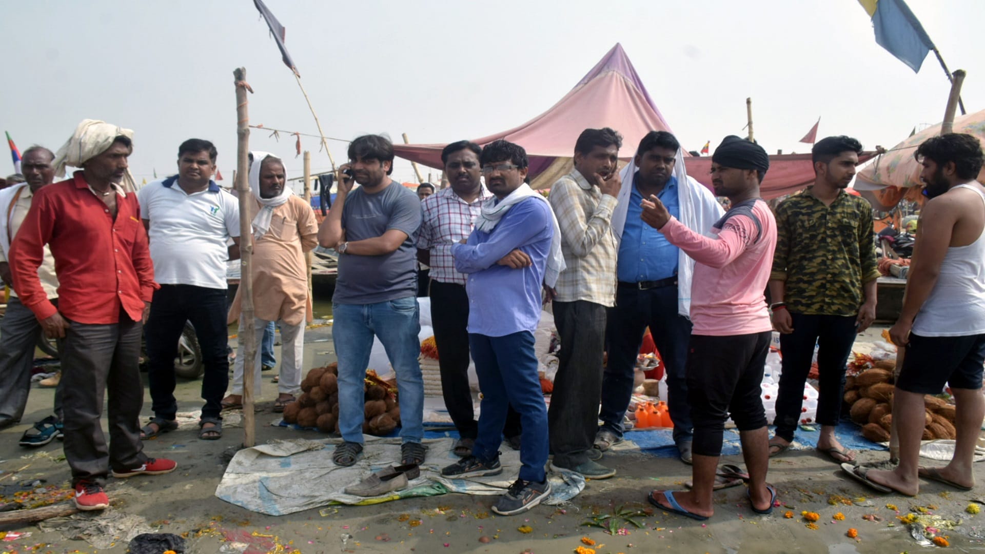 Prayagraj Sangam: The drowning of three students created a ruckus, father cried a lot after clinging to the son's body