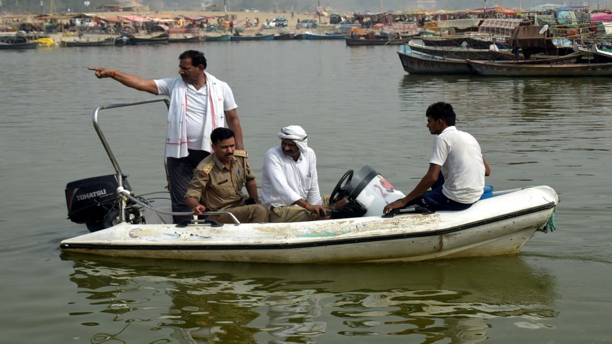 Prayagraj Sangam: The drowning of three students created a ruckus, father cried a lot after clinging to the son's body