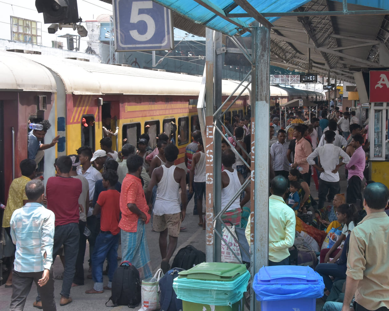 Heavy rush of passengers in trains, reservation full in June