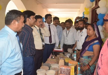 DM gave checks of two lakhs each to four heirs