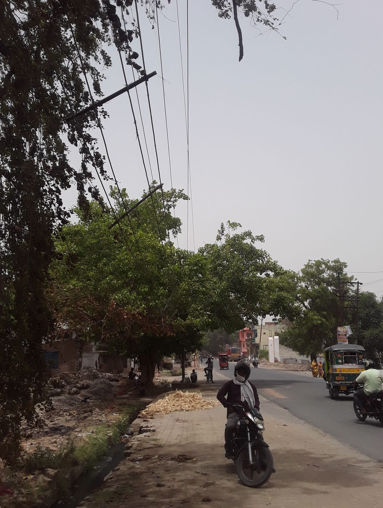 farrukhabad news,bijli vibhag,jhoolte taar