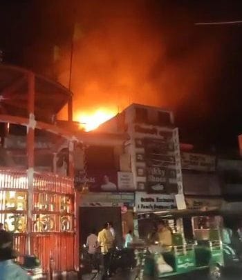Fire in the generator on the roof of the shoe showroom