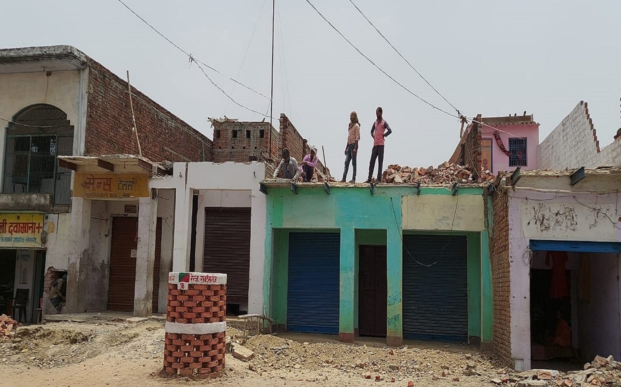 Accident in sonebhadra Laborer dies after being buried under debris due to slab breakage barricade entered  teenager stomach fear of bulldozer